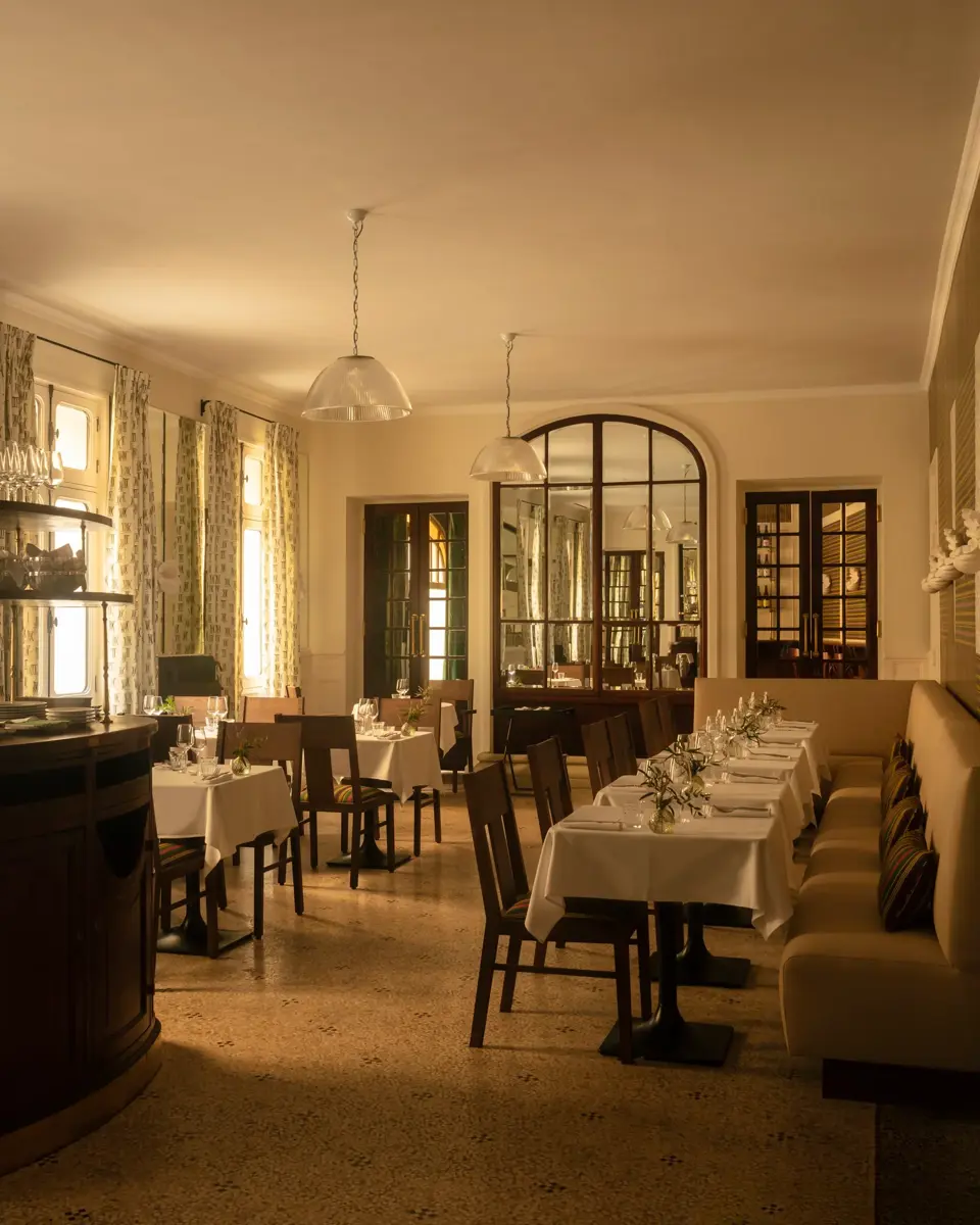 Terrasse du Nord-Pinus sur la place du Forum. Des personnes sont assises autour de tables en bois.